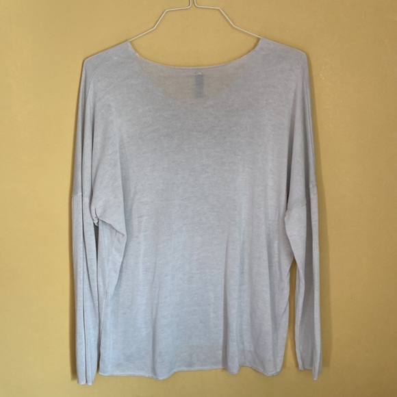 Venti6 white light sweater with rock&love on it - Picture 3 of 5